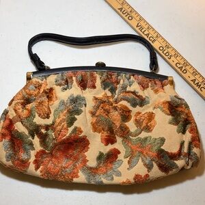 Elegant Floral Tapestry Clutch